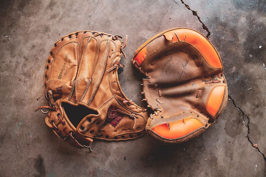 beisbol, guant, deconstruir, cuir, garatge, adoració, botiga, local, estalvi, estalviador, cartera, crua, fer nous, sabata, cap gent, vista d’angle alt, natura morta, primer pla, dia, parell, color taronja, abandonat, a l'aire lliure, marró, vell, llum solar, espatllat, naturalesa, directament a sobre, patró, obsoleta, taula, accessori personal, 5K