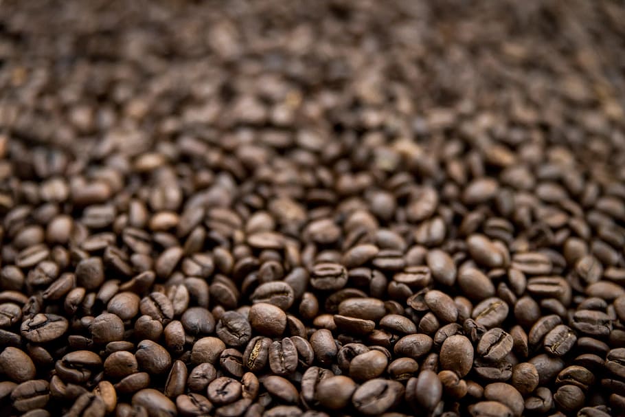 poc profund, imatge de profunditat de camp, grans de cafè, menjar i beguda, menjar, marró, gra de cafè torrat, fons, cafè - beguda, cafè, frescor, gran grup d'objectes, cap gent, refresc, beure, primer pla, marc complet, cafeïna, abundància, perfumat, torrat, enfocament selectiu, Munt, efecte texturat, 5K