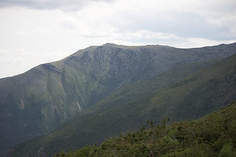 verd, muntanya, blanc, núvols, naturalesa, arbres, escenics - natura, bellesa a la natura, medi ambient, cel, paisatge, núvol - cel, escena tranquil·la, tranquil·litat, terra, Serra, cap gent, escena no urbana, remot, dia, planta, idíl·lic, arbre, color verd, a l'aire lliure, cim de muntanya, formació, cresta de muntanya, 5K, CC0, domini públic, lliure de regalies