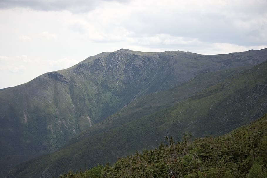 verd, muntanya, blanc, núvols, naturalesa, arbres, escenics - natura, bellesa a la natura, medi ambient, cel, paisatge, núvol - cel, escena tranquil·la, tranquil·litat, terra, Serra, cap gent, escena no urbana, remot, dia, planta, idíl·lic, arbre, color verd, a l'aire lliure, cim de muntanya, formació, cresta de muntanya, 5K