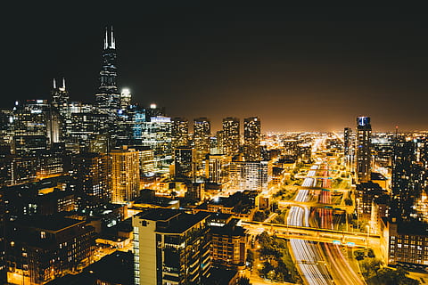 Stadtblick, die Architektur, Gebäude, Stadt, Lichter der Stadt, Stadtbild, Innenstadt, Abend, beleuchtet, Beleuchtung, Horizont, Wolkenkratzer, städtisch, Gebäudehülle, gebaute Struktur, Nacht-, Bürogebäude außen, Himmel, große Höhe, Turm, Menge, überfüllt, modern, Wohngegend, Reiseziele, Stadt leben, städtische Skyline, draußen, Finanzviertel, 4K, CC0, gemeinfrei, lizenzfrei