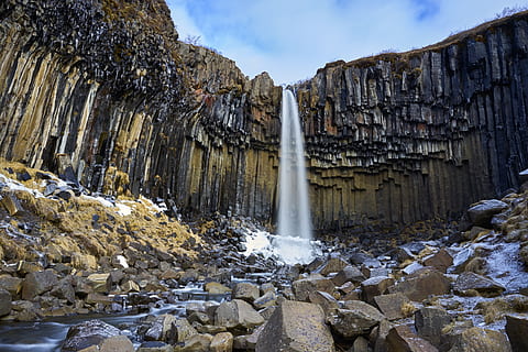 cascata, circondato, rocce, Islanda, roccia, acqua, scogliera, sentiero di svartifoss, natura, all'aperto, rovine, fiume, inverno, lunga esposizione, congelato, icen, formazione, voglia di girovagare, freddo, mare, costa, oceano, solido, roccia - oggetto, formazione rocciosa, bellezza nella natura, geologia, scenics - natura, movimento, scena non urbana, montagna, cielo, nessuno, giorno, la tranquillità, geografia fisica, acqua corrente, fluente, flusso - acqua che scorre, acqua che cade, 5K, CC0, dominio pubblico, privo di copyright