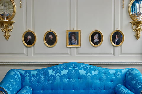modrá pohovka, nábytek, gauč, obývací pokoj, pokoj, místnost, uvnitř, příborník, domovní dekorace, nás, mount vernon, george washington's mount vernon, člověk, osoba, polštář, zábavný, formální, Domov, ozdobný, elegantní, salon, domácí místnost, domácí interiér, rám, květinový vzor, nikdo, nástěnný prvek, vzor, zastoupení, zlaté barvy, modrý, lůžko, tvar, rám obrazu, umělecká kultura a zábava, architektura, geometrický tvar, interiér domácí prezentace, kruh, luxus, 5K, CC0, veřejná doména, bez autorských práv