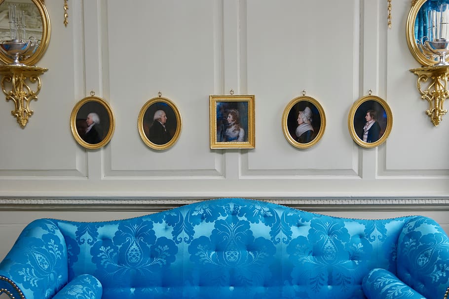 sofà blau, mobles, sofà, sala d'estar, habitació, a l'interior, aparador, decoració de la llar, nosaltres, Mount Vernon, Mount Vernon de George Washington, humà, persona, coixí, entretingut, formal, casa, luxós, elegant, saló, habitació domèstica, interior de casa, marc, motiu floral, cap gent, funció de construcció de parets, patró, representació, color daurat, blau, llit, forma, cultura i entreteniment artístic, arquitectura, forma geomètrica, interior de l'aparador, cercle, luxe, 5K
