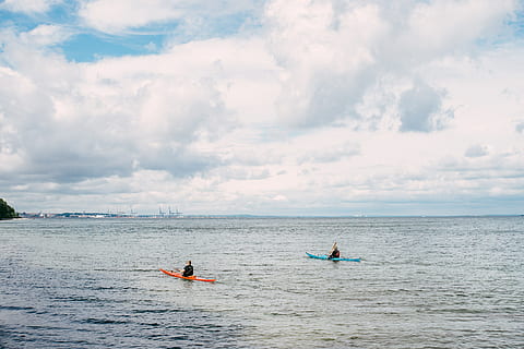 persone in kayak, mare, aarhus, attivo, attività, avventura, sfondo, blu, barca, canoa, Danimarca, eco, passatempo, kayak, kayaker, tempo libero, stile di vita, uomo, natura, oceano, all'aperto, pagaia, persone, ricreazione, sport, estate, insieme, turismo, viaggio, vacanza, acqua, nuvola - cielo, nave nautica, cielo, mezzi di trasporto, lungomare, persone reali, uomini, attività di svago, scenics - natura, orizzonte sull'acqua, stili di vita, bellezza nella natura, giorno, orizzonte, modo di trasporto, 2K, CC0, dominio pubblico, privo di copyright