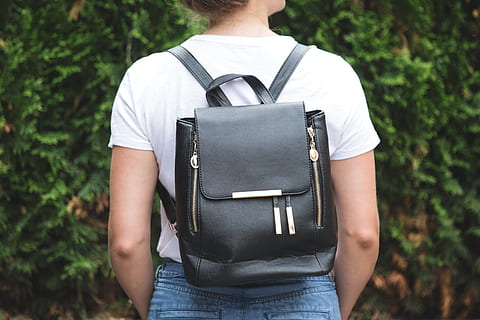 noir, photo de sac à dos de mode d'or, école, sac, sac à dos, Sac à main, jeune adulte, éducation, Université, étudiant, se concentrer sur le premier plan, permanent, Vrais gens, section médiane, une personne, Vêtements décontractés, journée, plante, vue de face, la nature, en portant, Hommes, arbre, croissance, modes de vie, en plein air, La technologie, 4K, CC0, domaine public, libre de droits