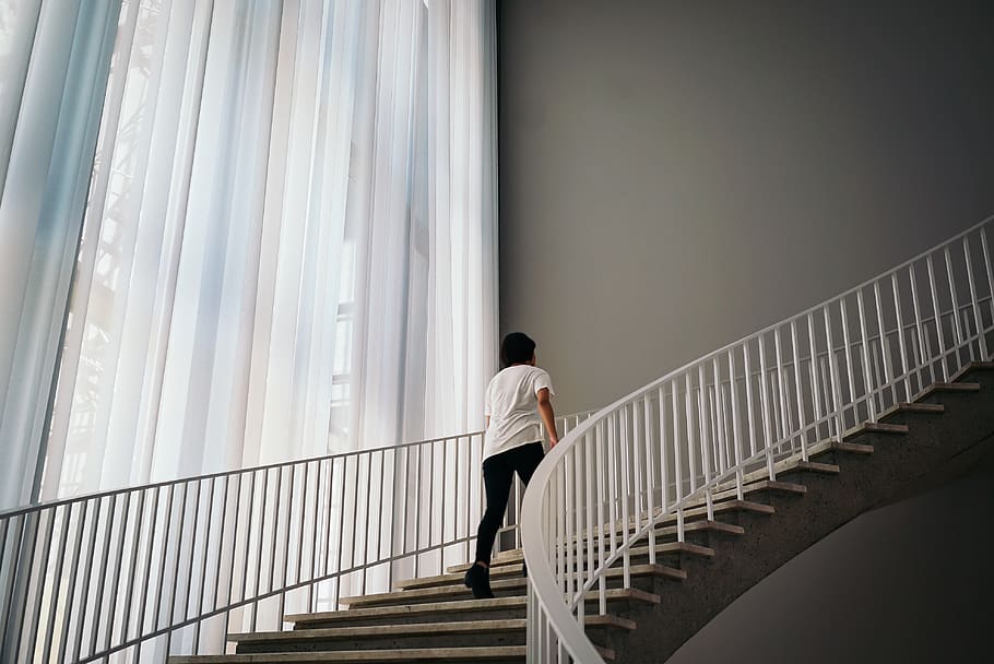 osoba, chůze, schody, uvnitř, budova, architektura, muž, schodiště, jedna osoba, skutečných lidí, stavba, životního stylu, zábradlí, zpětný pohled, plná délka, muži, volnočasové aktivity, stojící, den, most, neformální oblečení, cesta vpřed, spojení, 4K