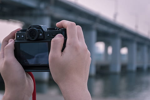 dłoń, aparat fotograficzny, data, most, rzeka, fuji, fujifilm, trzymać, tematy fotograficzne, technologia, fotografowanie, ludzka ręka, aparat fotograficzny - sprzęt fotograficzny, skupić się na pierwszym planie, jedna osoba, czynność, sprzęt fotograficzny, aparat cyfrowy, zbliżenie, prawdziwi ludzie, architektura, zawód, dzień, część ludzkiego ciała, nowoczesny, na dworze, fotograf, 5K, CC0, domena publiczna, darmowe zdjęcia