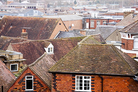 les toits, maison, toit, des briques, Angleterre, Royaume-Uni, surrey, les fenêtres, penthouse, traditionnel, hiver, décembre, du froid, pluie, marron, ocre, rouge, balcon, la fenêtre, architecture, extérieur du bâtiment, structure construite, bâtiment, ville, district résidentiel, tuile, personne, journée, communauté, en plein air, vieux, la nature, Destinations de voyage, paysage urbain, maison en rangée, 4K, CC0, domaine public, libre de droits