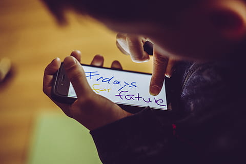 persona, utilizzando, post-2014, iPhone post -2014, sfondo sfocato, ragazzo, cellulare, avvicinamento, moda, combattimento, messa a fuoco, futuro, globale, mani, in casa, poco, analizzare, cercare, guardare, movimento, scena, indossare, giovane, comunicazione, detenzione, mano umana, mano, bambino, persone, testo, messa a fuoco selettiva, tecnologia, uomini, parte del corpo umano, infanzia, maschi, adulto, stili di vita, scrittura, persone reali, dito, 5K, CC0, dominio pubblico, privo di copyright