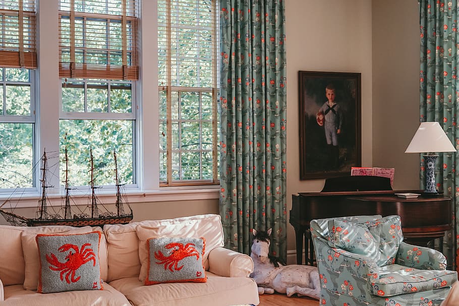 gettare, cuscino, divano, mobilia, camera, soggiorno, in casa, persona, umano, interior design, finestra panoramica, tenda, finestra, tavolo, Home decor, tavolino da caffè, Camera da letto, libreria, pavimentazione, dormitorio, stanza domestica, interno di casa, letto, giorno, modello, una persona, motivo floreale, ripieni, stili di vita, giovane adulto, adulto, 2K