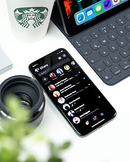 eingeschaltet Android-Smartphone, Elektronik, Computer Tastatur, Tastatur, Computerhardware, Hardware-, Computer, Telefon, Handy, Mobiltelefon, iphone, ipad, Anlaufen, weißer Schreibtisch, iphone xs, iphone x, Apfel, Einrichtungsinspiration, Konfiguration, Konversation, Plaudern, Technologie, keine Leute, kabellose Technologie, Kommunikation, High Angle View, Stillleben, drinnen, Tabelle, Verbindung, Nahansicht, schwarze Farbe, Nummer, weiße Farbe, Computerausrüstung, tragbares Informationsgerät, Laptop, selektiver Fokus, 4K, CC0, gemeinfrei, lizenzfrei
