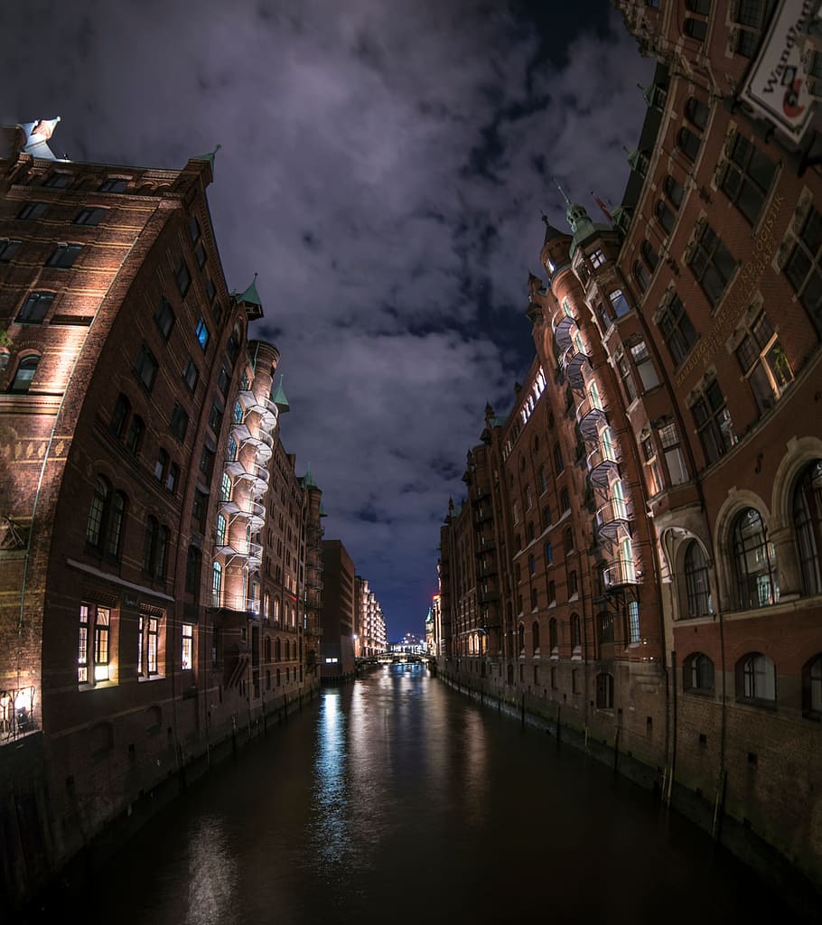 arquitectura, edifici, infraestructura, nit, llum, núvol, cel, canal, aigua, estructura construïda, exterior de l'edifici, núvol - cel, il·luminat, ciutat, naturalesa, barri residencial, davant del mar, cap gent, reflexió, connexió, pont, 2K