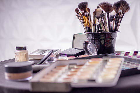 pennello da trucco, nero, contenitore, assortito, sfocatura, avvicinamento, ombretto, pennelli per il trucco, trucco, moderno, eterogeneo, tavolozza, impostato, in casa, natura morta, tavolo, nessuno, assistenza sanitaria e medicina, grande gruppo di oggetti, variazione, messa a fuoco selettiva, scelta, spazzola, medicina, organizzatore da tavolo, pennello, gruppo di oggetti, utensile da cucina, pillola, tecnologia, arte e artigianato, 5K, CC0, dominio pubblico, privo di copyright