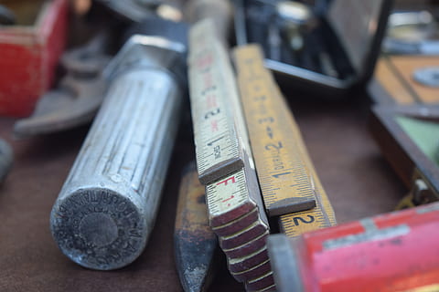 Werkzeuge, bauen, diy, machen, Lineal, Schraubenzieher, Werkzeugkasten, Heimwerker, Amerika, Schmiede, keine Leute, Nahansicht, selektiver Fokus, drinnen, Stillleben, Arbeitsgerät, Metall, Fokus auf den Vordergrund, Tag, Tabelle, High Angle View, Gruppe von Objekten, Geschäft, Gruppe, Nummer, Kunst und Handwerk, Werkzeug, Kreativität, Holz - Material, 5K, CC0, gemeinfrei, lizenzfrei