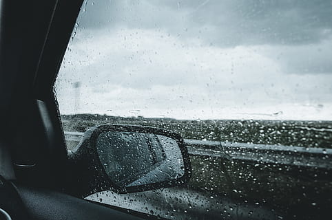 Auto-Seitenspiegel, Spiegel, Autospiegel, Fahrzeug, Fenster, Ausschau halten, Regen, Wetter, Reise, Straße, Transport, Sturm, Auto, Tür, Stoßstange, Regentropfen, Fahren, Ausflug, Windschutzscheibe, Kopilot, Transportmittel, Fahrzeuginnenraum, Glas - Material, nass, Kraftfahrzeug, Landfahrzeug, Wasser, fallen, transparent, Autoinnenraum, Regenzeit, drinnen, Monsun, keine Leute, Fahrzeugspiegel, 4K, CC0, gemeinfrei, lizenzfrei
