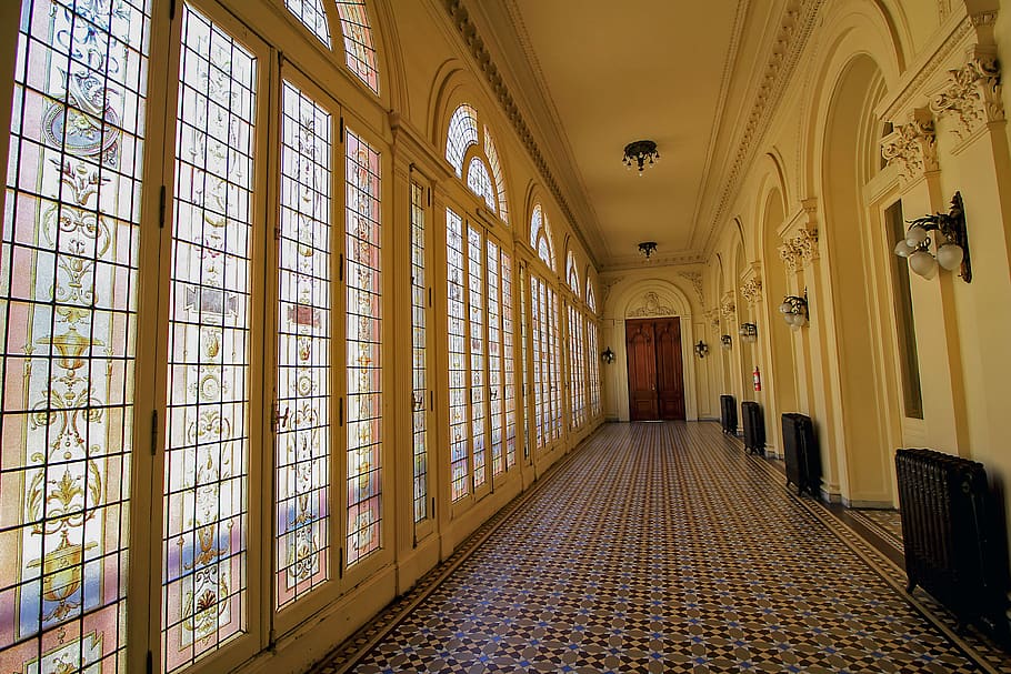 hal, vinduer, arkitektur, vindue, glasmosaik, perspektiv, by, inde, dør, farve, kirke, religion, by-, palads, indre, hvid, kultur, struktur, historisk, gammel, singapore, bygning, bygget struktur, indendørs, bue, fortiden, historie, korridor, tom, loft, arkade, ingen mennesker, gulve, rejsemål, dag, mønster, belysningsudstyr, sollys, turisme, udsmykkede, arkitektoniske kolonne, flisebelagt gulv, 4K