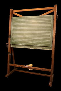 pissarra, classe, escola, objecte, escriure, guix, material de fusta, cap gent, a l'interior, còpia espai, fons negre, tir de l'estudi, buit, sol objecte, fosc, en blanc, seient, tallar, vell, obert, cadira, naturalesa, art i artesania, marc, absència, forma, missatge, 1080P, CC0, domini públic, lliure de regalies