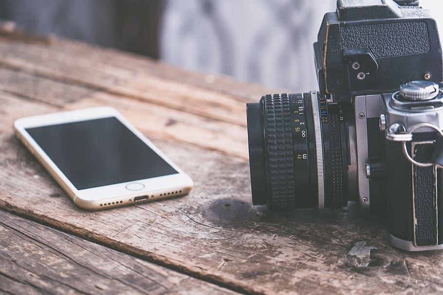 càmera, fusta, rústic, escriptori, taula, dslr, lent, dispositiu, equipament, iphone, mòbil, smartphone, tecnologia, vintage, comunicació, tecnologia sense fils, connexió, dispositiu d’informació portàtil, temes de fotografia, telèfon intel·ligent, telèfon mòbil, càmera - equip fotogràfic, pantalla, pantalla del dispositiu, centrar-se en primer pla, equip fotogràfic, material de fusta, equips de telecomunicacions, enfocament selectiu, natura morta, cap gent, primer pla, a l'aire lliure, modern, càmera digital, visor digital, comunicacions globals, 4K