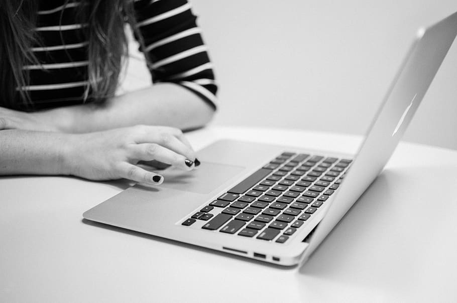 teclat, interacció, mans, ungles, ordinador, usuari, quadern, aire, pro, MacBook, una persona, tecnologia, portàtil, comunicació, tecnologia sense fils, mà humana, mà, usant portàtil, a l'interior, estils de vida, adult, taula, part del cos humà, connexió, escriure, activitat d'oci, teclat d’ordinador, càlcul, 4K