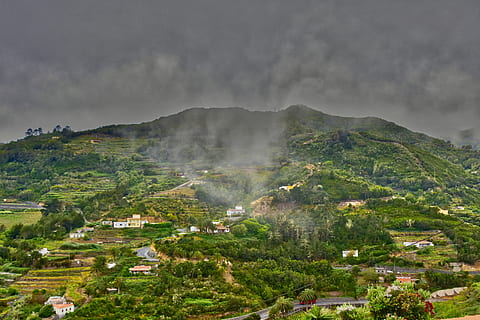 montagna, nuvole, Alisei, Gomera, cielo, natura, panorama, pianta, nuvola - cielo, esterno dell'edificio, architettura, ambiente, albero, struttura costruita, nessuno, bellezza nella natura, vista dall'alto, scenics - natura, paesaggio, città, destinazioni di viaggio, giorno, costruzione, all'aperto, 5K, CC0, dominio pubblico, privo di copyright