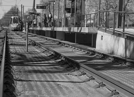 s bahn, baranes, plataforma, tren, transport, pista, ferrocarril, trànsit ferroviari, estació de tren, trànsit, viatjar, metro, gleise, conduir, vies ferroviàries, zugfahrt, ferrocarrils, rail, edifici, arquitectura, vies del ferrocarril, transport per ferrocarril, metall, manera de transport, estructura construïda, transport públic, dia, cap gent, exterior de l'edifici, a l'aire lliure, barana, naturalesa, vidre - material, finestra, direcció, llarg, 4K, CC0, domini públic, lliure de regalies
