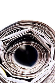 les journaux, journal, presse, empiler, journalisme, plié, l'écriture, affaires, papier, tabloïde, la photographie, artsandetertain, tas, journal quotidien, document, focusonforegroun, horizontal, recyclage, printmedia, journalheadlin, communiqué de presse, imprimer, annonce désordre, fermer, conceptsandideas, communication globale, Couleur, dernières nouvelles, texte, information mediu, article, supports imprimés, mise au point sélective, grand format, les média, la communication, coupé, fond blanc, prise de vue en studio, personne, à l'intérieur, cercle, objet unique, Forme géométrique, forme, culture artistique et divertissement, métal, fait par l'homme, objet fabriqué par l'homme, câble, nature morte, La technologie, style classique, 4K, CC0, domaine public, libre de droits