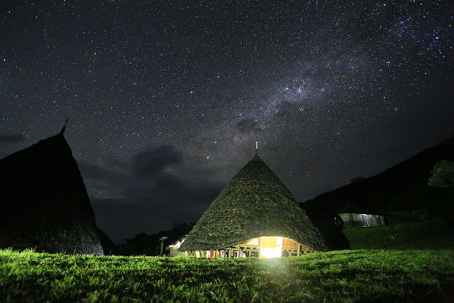 Marrone, Casa, ore notturne, astronomia, nuvole, costellazione, buio, sera, galassia, erba, case, paesaggio, luci, montagna, natura, notte, panoramico, cielo, spazio, cielo stellato, stelle, stella - spazio, architettura, illuminato, struttura costruita, esterno dell'edificio, stella, bellezza nella natura, nessuno, scenics - natura, costruzione, terra, campo stellare, la tranquillità, campo, all'aperto, via Lattea, 5K