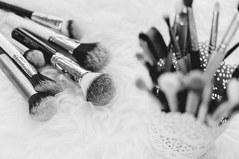 makeup, børste, ting, kit, skønhed, kosmetik, sløring, make-up børste, indendørs, stilleben, ingen mennesker, valg, skønhedsprodukt, tæt på, variation, bord, selektiv fokusering, stor gruppe af objekter, gruppe af objekter, hygiejne, høj vinkel visning, kunstkultur og underholdning, krops pleje, Kunst og håndværk, personlige tilbehør, luksus, kropspleje og skønhed, rødme - make-up, 4K, CC0, offentligt domæne, royaltyfrie
