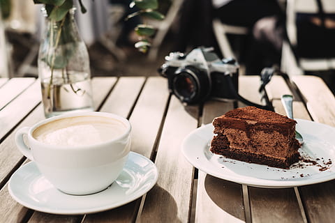 pastís de xocolata, llet, tassa, begudes, cafeïna, pastís, caramels, cappuccino, xocolata, cafè, crema, fosc, deliciós, beure, espresso, menjar, calenta, indulgència, sucre, menjar i beguda, menjar dolç, frescor, taula, cafè - beguda, tassa de cafè, refresc, dolç, postres, natura morta, placa, llest per menjar, al forn, a l'interior, temptació, cap gent, plat, vaixella, vidre, 5K, CC0, domini públic, lliure de regalies