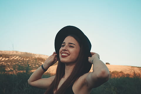 Španělsko, tocón, jedna osoba, skutečných lidí, volnočasové aktivity, nebe, životního stylu, Mladá žena, mladého dospělého, přistát, portrét, Příroda, čelní pohled, usmívající se, pole, čisté nebe, ženy, slunečního světla, štěstí, stojící, venku, účes, krásná žena, 5K, CC0, veřejná doména, bez autorských práv