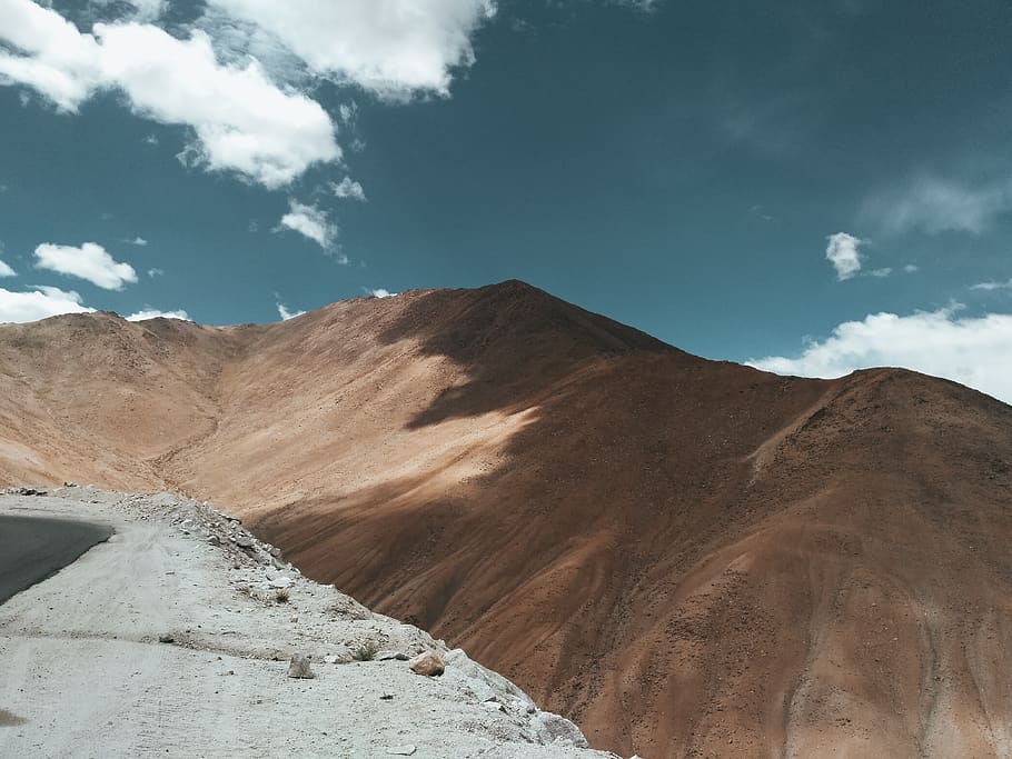 marró, turó, al costat, carretera, àrid, asfalt, estèril, cel clar, núvols, la llum del dia, sec, erosió, geologia, calenta, paisatge, muntanya, naturalesa, roques, sorra, escènic, cel, núvol - cel, escenics - natura, bellesa a la natura, medi ambient, escena no urbana, tranquil·litat, escena tranquil·la, dia, cap gent, terra, geografia física, Serra, remot, destinacions de viatge, terrenys extrems, a l'aire lliure, clima, clima àrid, cim de muntanya, formació, cràter volcànic, 4K