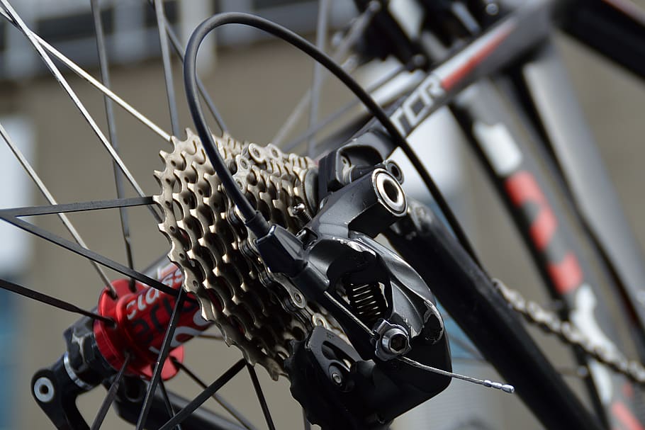 cykel, snor, hjul, cykling, kredsløb, retro, design, stål, cyklister, gear, mobilitet, cyklist, gym, dyrke motion, bremser, rammer, transportmidler, transportform, land køretøj, tæt på, talte, fokus på forgrunden, ingen mennesker, metal, dag, udstyr, teknologi, stationær, forbindelse, selektiv fokusering, udendørs, rød, kabel, dæk, sammenfiltrede, 5K