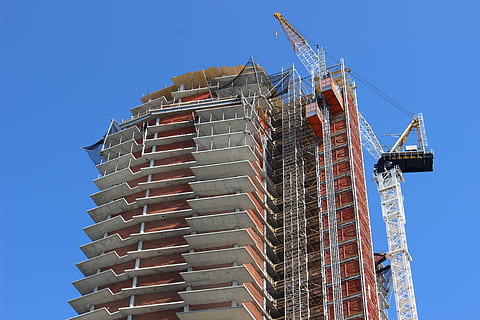 costruzione, gru, architettura, struttura costruita, industria, esterno dell'edificio, cielo, sito di costruzione, industria di costruzioni, cielo sereno, macchinario, blu, incompleto, Inquadratura dal basso, impalcatura, gru - macchine edili, sviluppo, natura, occupazione, giorno, attività, nessuno, all'aperto, attrezzatura da costruzione, appartamento, equipaggiamento industriale, 5K, CC0, dominio pubblico, privo di copyright