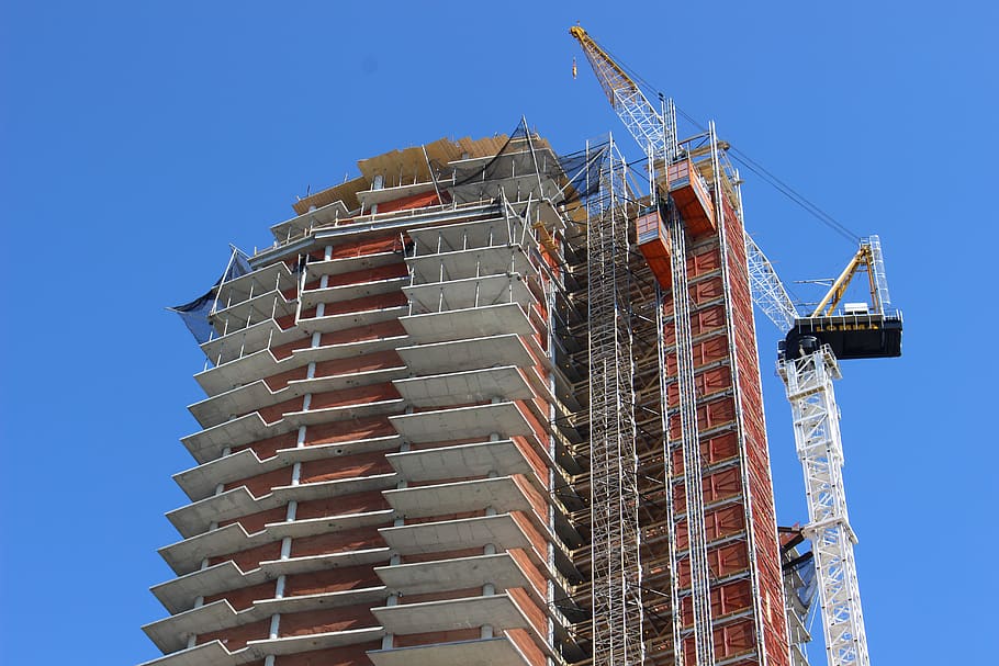 costruzione, gru, architettura, struttura costruita, industria, esterno dell'edificio, cielo, sito di costruzione, industria di costruzioni, cielo sereno, macchinario, blu, incompleto, Inquadratura dal basso, impalcatura, gru - macchine edili, sviluppo, natura, occupazione, giorno, attività, nessuno, all'aperto, attrezzatura da costruzione, appartamento, equipaggiamento industriale, 5K