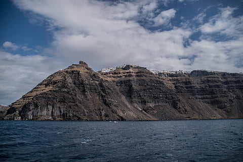 szenisch, Aussicht, Berge, Bucht, Strand, Wolken, Tageslicht, Umgebung, Griechenland, idyllisch, Landschaft, Berg, Natur, Ozean, Felsen, felsig, Santorini, Meer, seelandschaft, Himmel, still, Wasser, Schönheit in der Natur, Szenen - Natur, wolke - himmel, Ufergegend, ruhige Szene, Ruhe, Nicht-städtische Szene, keine Leute, Tag, Gebirge, Rock, draußen, Formation, 5K, CC0, gemeinfrei, lizenzfrei