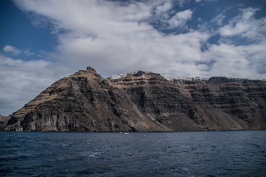 szenisch, Aussicht, Berge, Bucht, Strand, Wolken, Tageslicht, Umgebung, Griechenland, idyllisch, Landschaft, Berg, Natur, Ozean, Felsen, felsig, Santorini, Meer, seelandschaft, Himmel, still, Wasser, Schönheit in der Natur, Szenen - Natur, wolke - himmel, Ufergegend, ruhige Szene, Ruhe, Nicht-städtische Szene, keine Leute, Tag, Gebirge, Rock, draußen, Formation, 5K