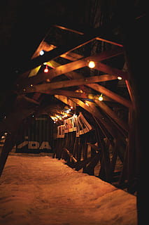 ampoules allumées, grenier, bâtiment, logement, à l'intérieur, bois, bois dur, maison, penthouse, rayon, pont, promenade, cabine, luminaire, cabane en rondins, chalet, architecture, monastère, portrait, visage, illuminé, nuit, bois - matériau, matériel d'éclairage, personne, structure construite, embrasé, la nature, foncé, lumière, décoration, dans une rangée, arbre, toit, direction, 4K, CC0, domaine public, libre de droits
