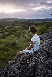 jung, Kerl, Sonnenuntergang, Tal, Sonnenbrille, Kamera, Fotograf, Manbun, lila Himmel, Grün, Bäume, Sitzung, Rock, Rock - Objekt, solide, eine Person, Szenen - Natur, Schönheit in der Natur, Freizeitbeschäftigung, echte Menschen, Natur, Ruhe, Berg, Lebensstile, Himmel, ruhige Szene, Nicht-städtische Szene, junger Erwachsener, Legere Kleidung, in voller Länge, Tag, draußen, Blick auf Ansicht, 2K, CC0, gemeinfrei, lizenzfrei
