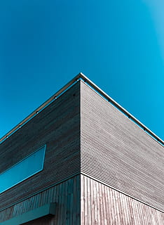 construcció de taulons marrons, arquitectura, estructura construïda, exterior de l'edifici, cel, vista d’angle baix, blau, cel clar, edifici, modern, cap gent, naturalesa, dia, còpia espai, ciutat, llum solar, exterior d’edifici d’oficines, oficina, a l'aire lliure, reflexió, alta - alta, gratacels, 4K, CC0, domini públic, lliure de regalies