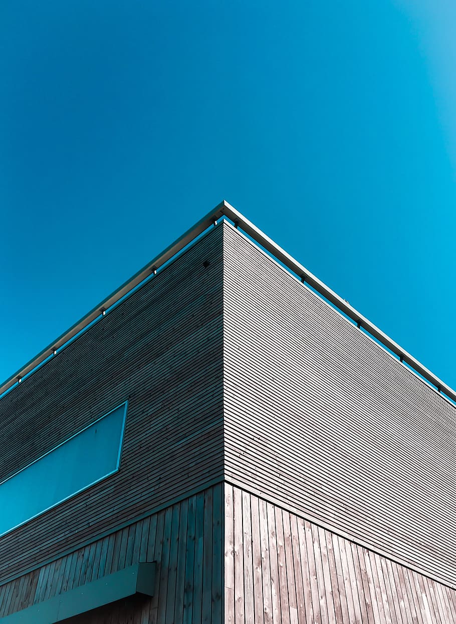 construcció de taulons marrons, arquitectura, estructura construïda, exterior de l'edifici, cel, vista d’angle baix, blau, cel clar, edifici, modern, cap gent, naturalesa, dia, còpia espai, ciutat, llum solar, exterior d’edifici d’oficines, oficina, a l'aire lliure, reflexió, alta - alta, gratacels, 4K