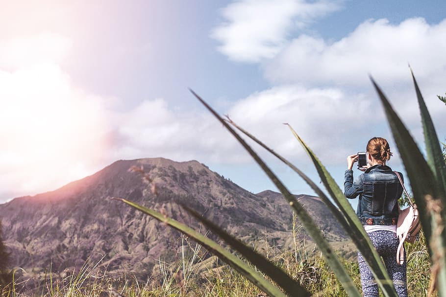 dona, de peu, verd, camp de gespa, presa, foto, muntanya, aventura, motxilla, bonic, captura, escalador, escalada, núvols, la llum del dia, explorar, femella, noia, herba, paisatge, telèfon mòbil, persona, escènic, cel, smartphone, suculentes, estiu, núvol - cel, naturalesa, homes, adult, dia, gent, mascles, activitat, a l'aire lliure, tecnologia, celebració, vista frontal, tres quarts de longitud, retrat, activitat d'oci, 5K
