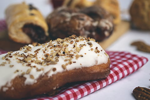 biscotto, condimenti alle arachidi, pane, cibo, dolce, dolci, confetteria, pianta, crema, creme, cioccolato, caramella fondente, cacao, stagionatura, sesamo, Pasticcino, ciambella, verdura, torta, Noce, cibo e bevande, freschezza, al forno, cibo dolce, pronto a mangiare, indulgenza, in casa, fetta, avvicinamento, nessuno, Uvetta, cibo essiccato, frutta secca, natura morta, piatto, tentazione, articolo da forno, cibo francese, 5K, CC0, dominio pubblico, privo di copyright