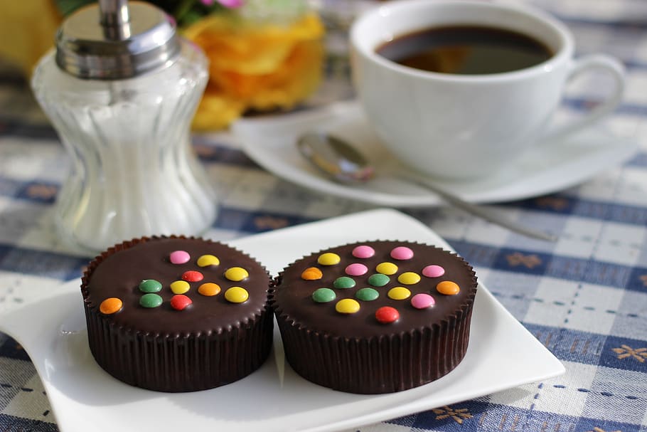 Kaffee, Kaffeetasse, Koch, Schokolade, Zucker, Rosen, Gelb, Tabelle, Tischdecke, kariert, Tasse, profitieren von, Aroma, Getränk, Porzellan, Essen und Trinken, Lebensmittel, Süßes Essen, Süss, Dessert, Genuss, Becher, Frische, Cupcake, Versuchung, Kuchen, Stillleben, gebacken, Fokus auf den Vordergrund, Erfrischung, keine Leute, Geschirr, Snack, Cupcake-Halter, Muffin, Teetasse, 5K