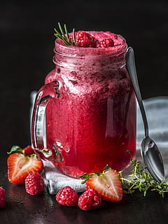 clar, pot de paleta, maduixa, baies, fons negre, barrejat, primer pla, fred, beguda freda, guai, deliciós, beure, frappe, fresc, frescor, fruites, vidre, saludable, herbes, casolà, jar, suc, sucós, baies mixtes, natural, nutritiu, orgànic, gerds, vermell, refrescant, romaní, tremolar, cullera, maduixes, saborós, menjar i beguda, fruita, alimentació saludable, menjar, fruites de baies, benestar, refresc, cap gent, tir de l'estudi, equipament per a la llar, a l'interior, congelat, temperatura de fred, estri de cuina, fosc, 4K, CC0, domini públic, lliure de regalies