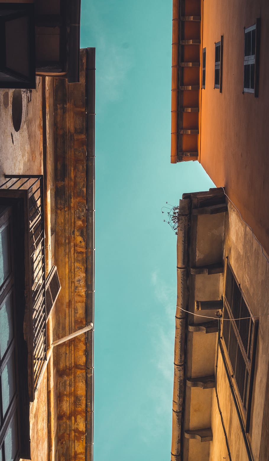 Španělsko, majorca, stavba, exteriér budovy, architektura, budova, nikdo, voda, Příroda, den, odraz, venku, nebe, rezidenční čtvrti, nízký úhel pohledu, město, okno, modrý, vysoká - vysoká, moře, nástěnný prvek, tyrkysové barvy, přímo pod, 4K