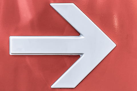 alb, semn arrow, perete, săgeată, direcţie, dreapta, roșu, simbol, monocrom, semnal, semn, ia dreptate, lucios, un singur obiect, fundaluri, metal, texturată, trei dimensiuni, formă, decor, alfabet, nici o persoana, a închide, proiecta, suprafață, metalic, 5K, CC0, domeniu public, fără drepturi de autor