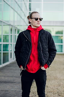 mies, pysyvä, näköinen, sivukuva, takki, vaatetus, vaatteet, Lisätarvikkeet, aurinkolasit, lisävaruste, henkilö, ihmisen, päällystakki, bleiseri, keskustassa, villapaita, collegepaita, hiha, korkki, hattu, huppu, jalkineet, yksi henkilö, muoti, nuoret miehet, nuori aikuinen, lasit, oikeita ihmisiä, edestä, elämäntavat, päivä, keskittyä etualalle, kolmen neljänneksen pituinen, arkkitehtuuri, arkinen vaatetus, rakennettu rakenne, ulkona, nahka-, huivi, muotoilu, 4K, CC0, public domain, rojaltivapaa