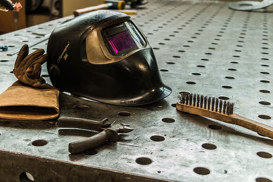arbejdsmateriale, ledig stilling, arbejde, svejser, job, erhverv, beskæftigelse, uddannelse, sikkerhed på arbejdspladsen, indendørs, arbejdsværktøj, bord, tæt på, stilleben, ingen mennesker, gammel, sikkerhed, metal, beskyttelse, Håndværktøj, træ - materiale, fokus på forgrunden, værktøj, dag, udstyr, hjelm, høj vinkel visning, 5K