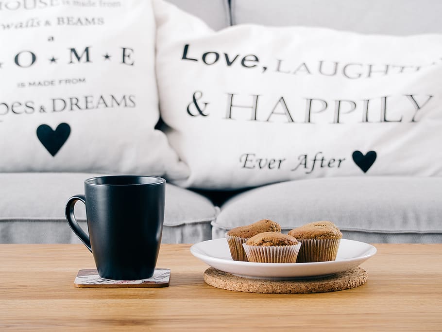 morgenmad, muffins, kaffe, bord, sofa, puder, indretning, mad, mad og drikke, kop, stilleben, drikke, tekst, krus, vestlige script, forfriskning, kaffekop, friskhed, indendørs, kaffe - drikke, meddelelse, bagt, ingen mennesker, fokus på forgrunden, sødt mad, fransk mad, fristelse, besked, 4K